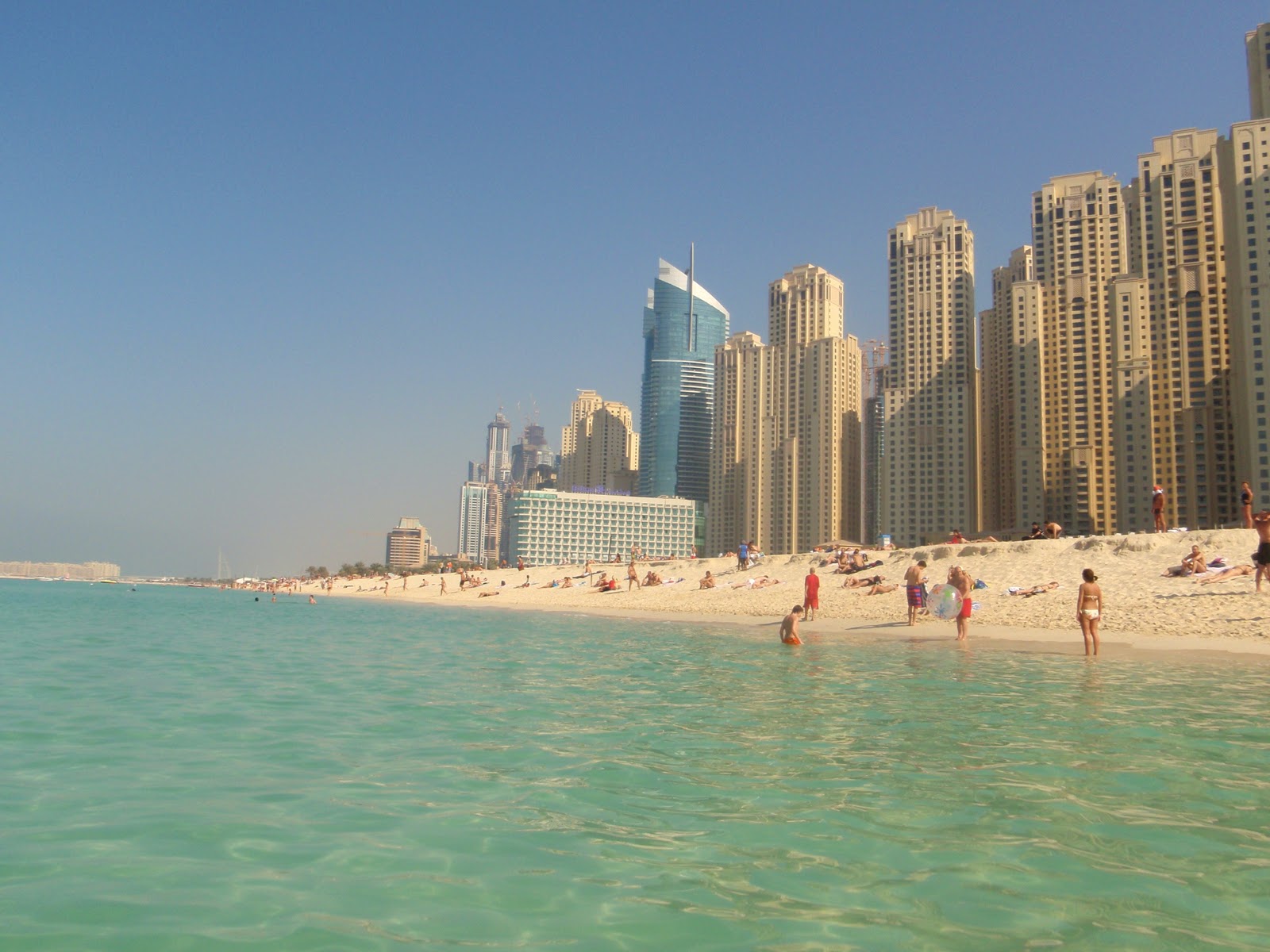 Дубай в мае отзывы. JBR Дубай. Пляж JBR В Дубае. Персидский залив Абу Даби. Шарджа Дубай море.